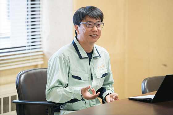 キャンパス内の会議室でGlobal Wheat Datasetプロジェクトについてインタビューを受ける郭威先生