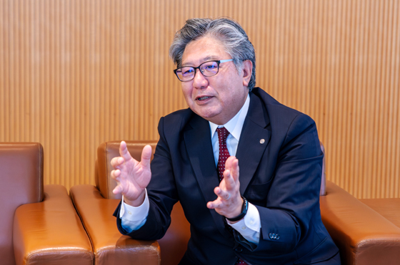 水素の社会実装について問題点とそれについての解決策を講じる福島さん