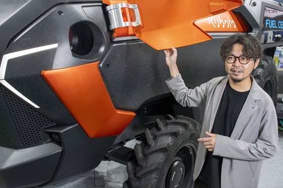 オートノマスFCトラクタの前で説明をするクボタの冨田さん