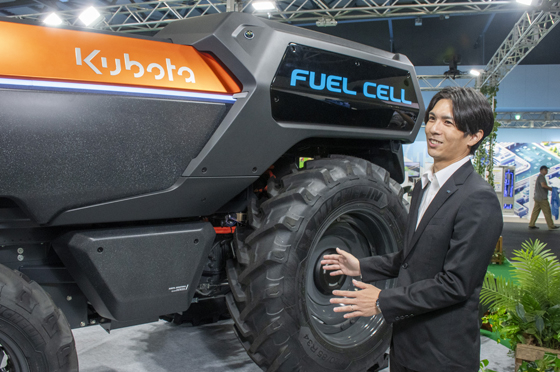 オートノマスFCトラクタの前で説明をするクボタの畠中さん