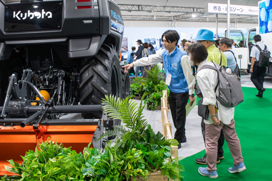 来場者にオートノマスFCトラクタを紹介するクボタの畠中さん