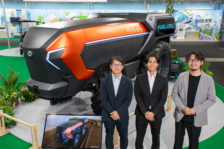  オートノマスFCトラクタの前で記念撮影をする開発者3名。左からクボタの南出さん、畠中さん、冨田さん