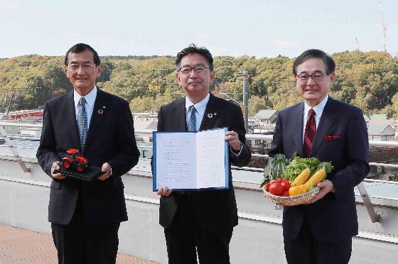 3者連携協定締結時の代表3人の記念写真