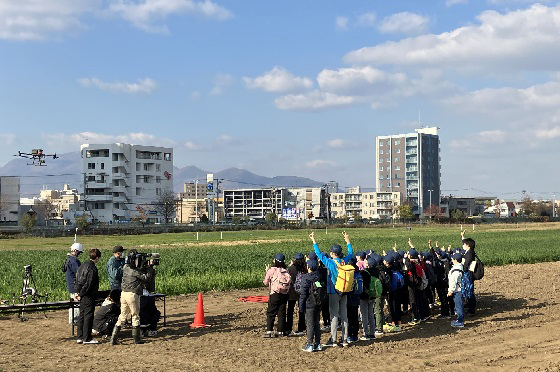 北海道大学が小学生向けに開催したスマート農業見学会の様子