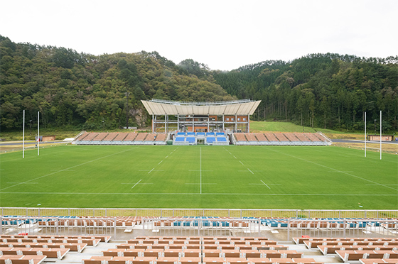 バックスタンド上段から撮影した、無人の釜石鵜住居復興スタジアム全景