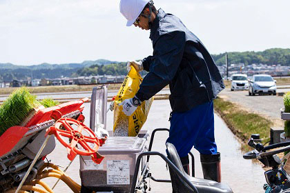 田植機に肥料を投入するところ