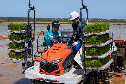 田植機の液晶パネル画面でデータを確認する様子