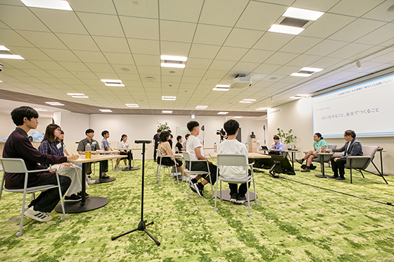 トークテーマ①について議論を深めるゲストと参加者