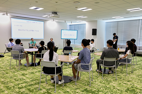 トークテーマ③について話し合うゲストと参加者