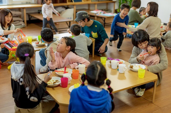 こども食堂の食事風景