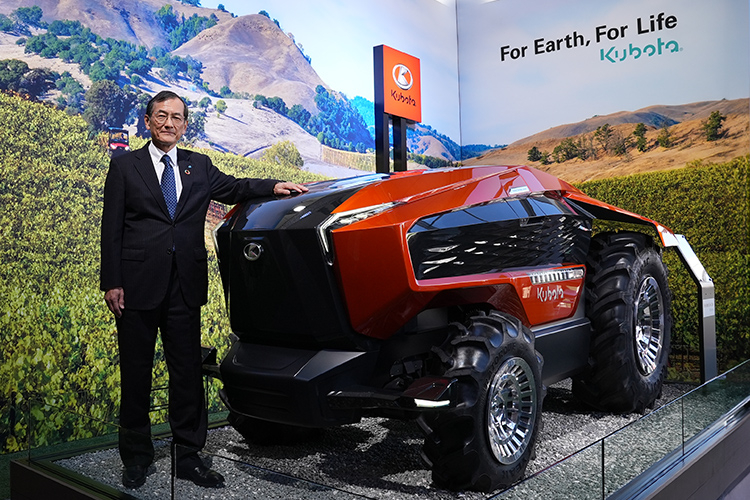 「New Agri Concept」に手をかけながら写真に収まるクボタ・北尾裕一代表取締役社長。