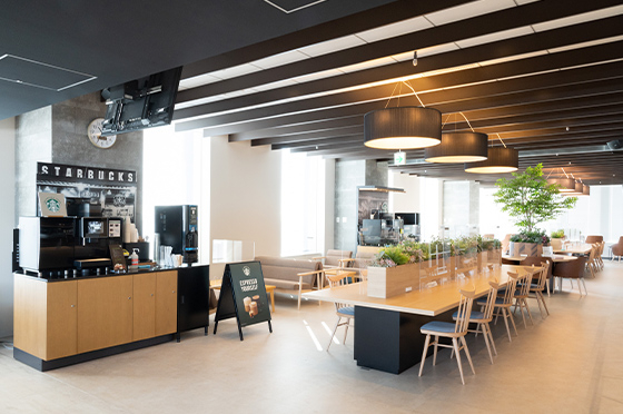 カフェのような雰囲気のある業務スペースも設置された、クボタ東京地区オフィスの食堂の様子。