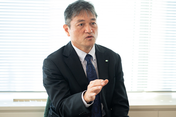 クボタ東京地区オフィスの業務スペースで、オフィス改革について語る佐野順さん。