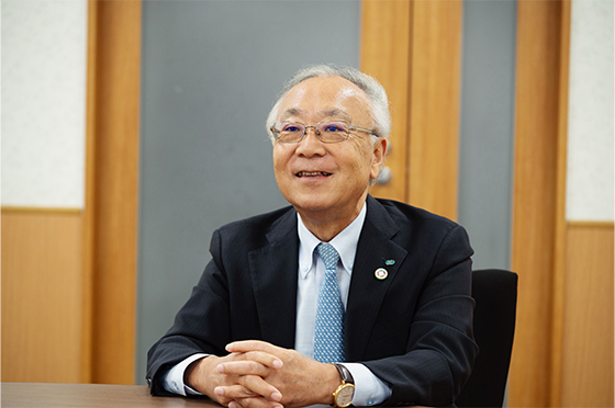 笑顔を交えながら対談に臨む飯田顧問