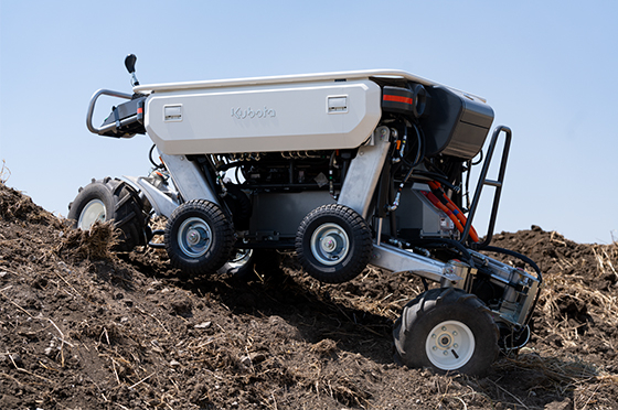 荷台を水平に保ったまま斜面に立つ全地形型プラットフォーム車両