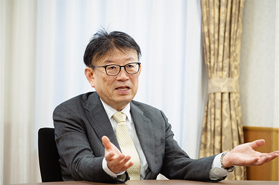 身振り手振りを交えながら対談を行う野口教授