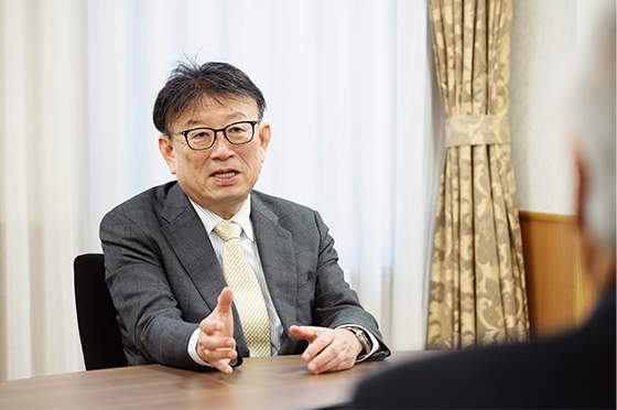 北海道大学の会議室で対談を行う野口教授