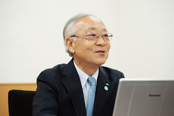 にこやかな表情で野口教授と対談を行う飯田特別技術顧問