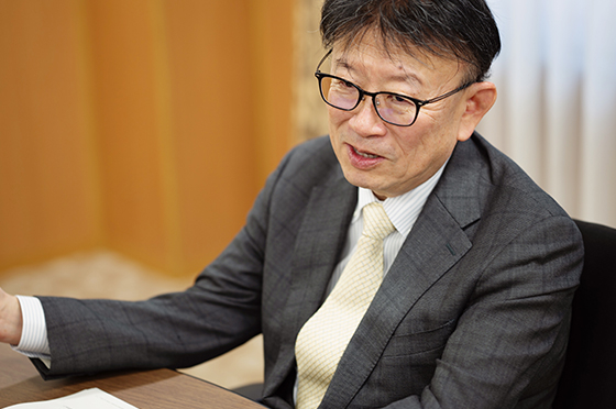 手振りを交えながら議論を交わす野口伸教授