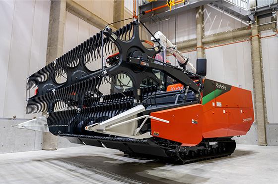 クボタの施設内で撮影されたアグリロボコンバイン・DRH1200A