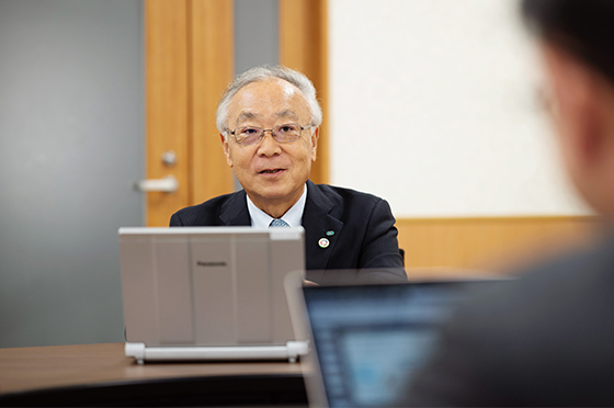 北海道大学の会議室で、野口教授と活発な議論を交わす飯田特別技術顧問