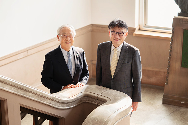 北海道大学構内で写真に収まる北海道大学・野口伸教授とクボタ・飯田聡特別技術顧問