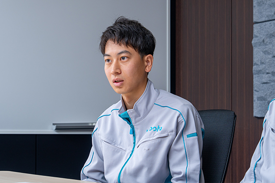 会議室でインタビューに応じる松岡銀司さん