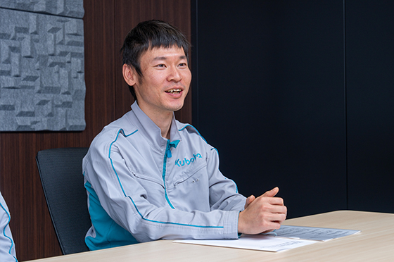 会議室で笑顔を交えながらインタビューに答える鎌田達也さん