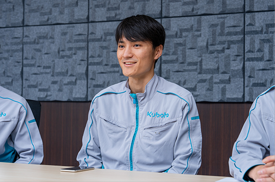 会議室でインタビューに応じる吉田優太郎さん