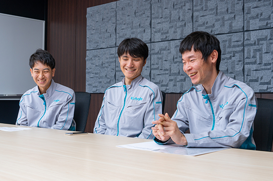 和気あいあいとした雰囲気でインタビューに対応する松岡銀司さん、吉田優太郎さん、鎌田達也さん