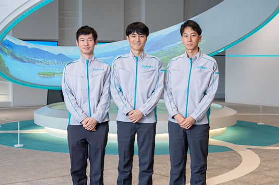 エントランスにあるオブジェの前で撮影に応じる鎌田達也さん、吉田優太郎さん、松岡銀司さん