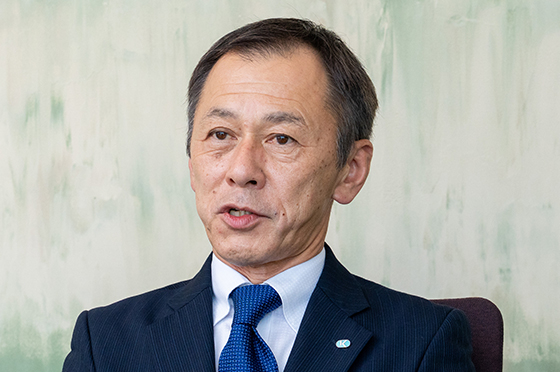 クボタ本社の会議室でインタビューに応じる鶴田慎哉さん
