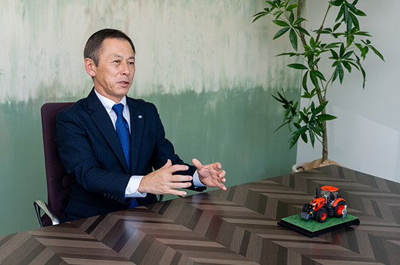 クボタ本社内の会議室でインタビューに応じながら、遠隔監視による自動運転がもたらす価値や展望について語る鶴田慎哉さん