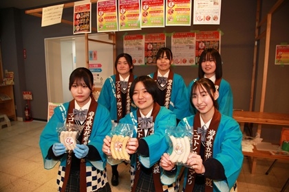 開発したソーセージ3種の販売会の様子