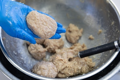 ハンバーグを成形している様子