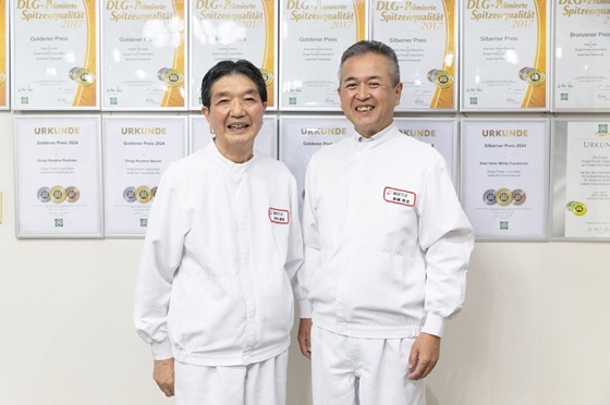 銀河フーズ常務取締役の髙橋啓至さんと参事の河内信明さん