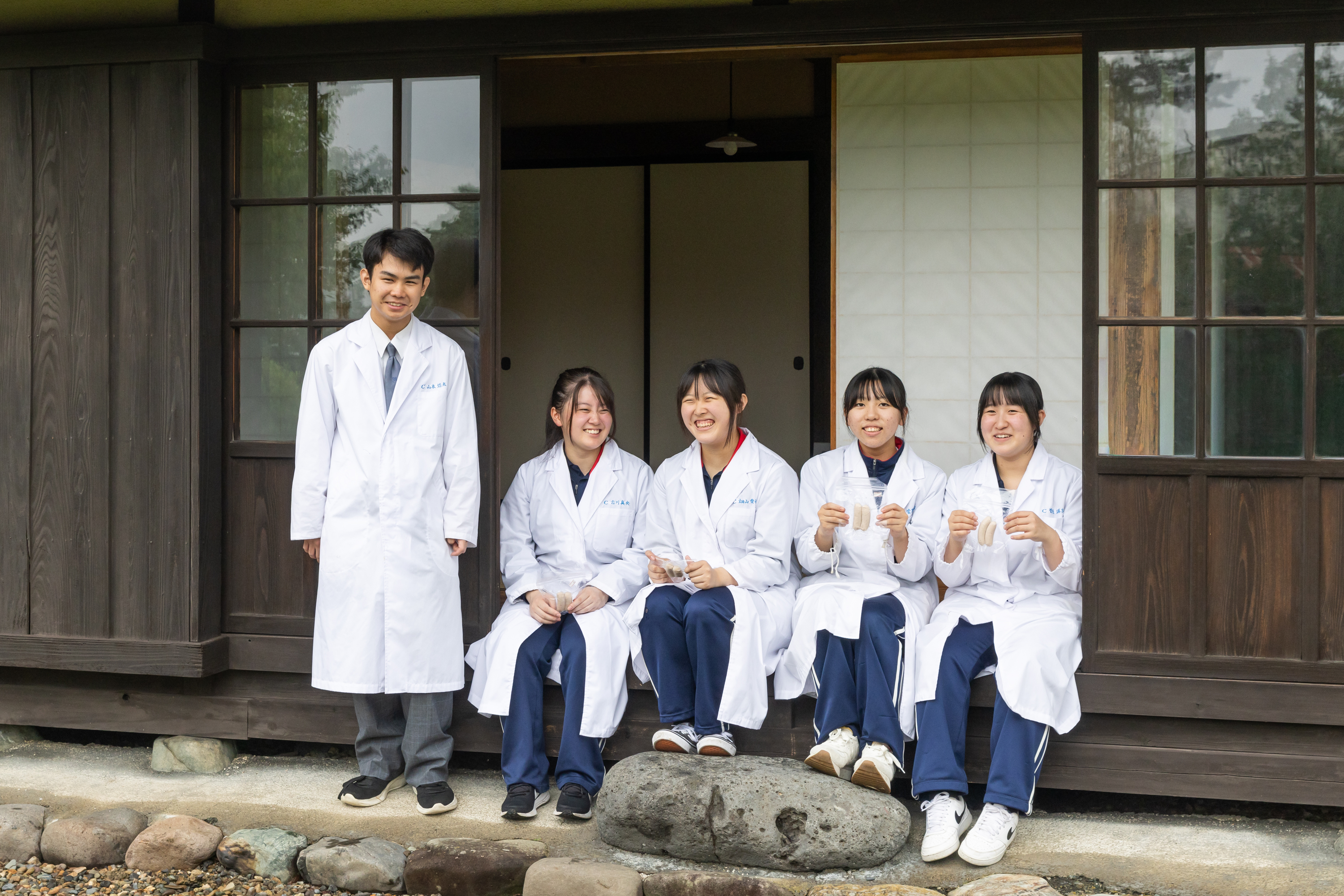 羅須地人協会の縁側に集まった3年生のメンバー5人