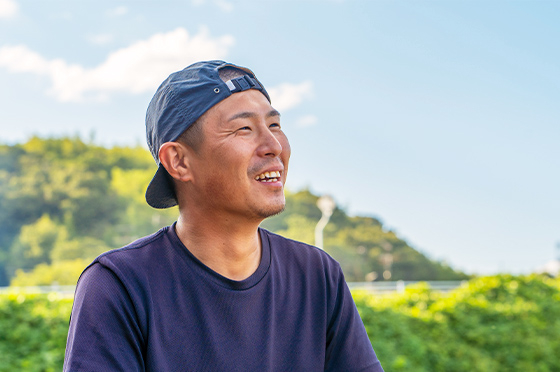 クボタプレス編集部の取材を受ける、農機シェアリングサービスのモニターとして参加している農家の川本圭悟さん