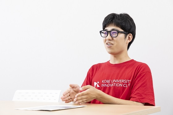 インタビュー中の髙橋さん