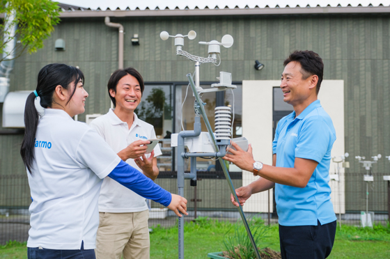 若い社員たちと楽しそうにものづくりを行う永井さん