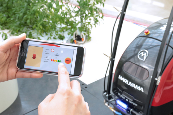 スマートフォンでスマートシャトルを操作する様子