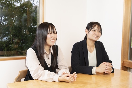 卒業生の佐野楓さんと現在は別の農業高校で教鞭を執る尾崎智子先生