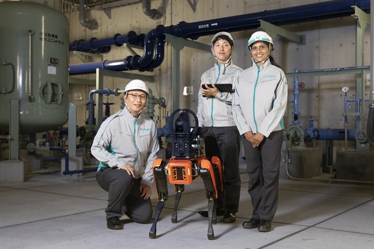 実証実験に携わるクボタ環境エンジニアリングの社員と四足歩行ロボット