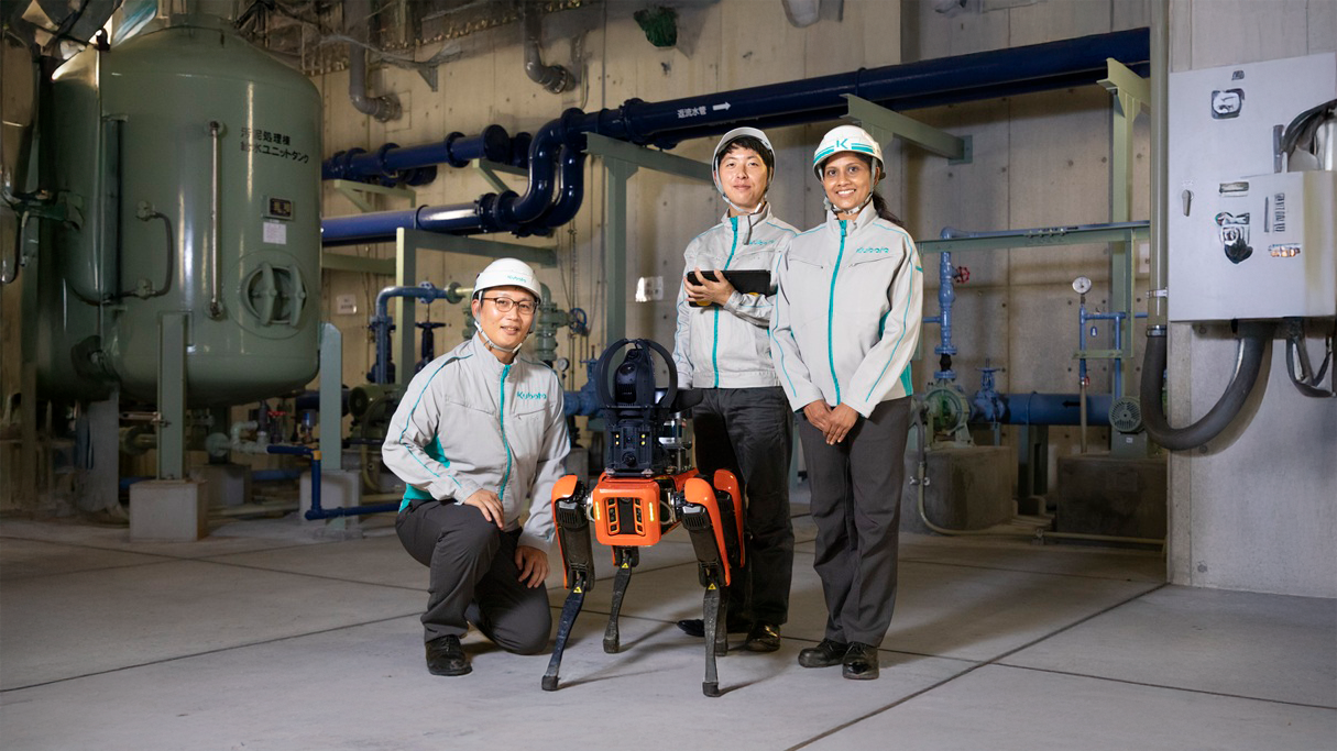 実証実験に携わるクボタ環境エンジニアリングの社員と四足歩行ロボット