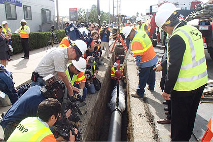 ロサンゼルスでクボタの耐震型ダクタイル鉄管が試験施工される様子