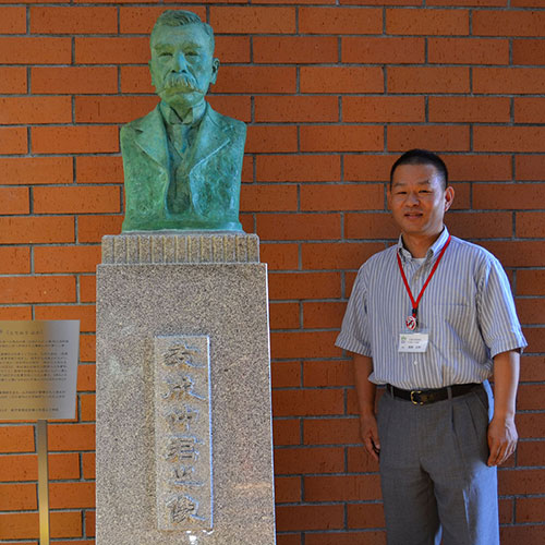 友成仲の像と高柳広幹さん