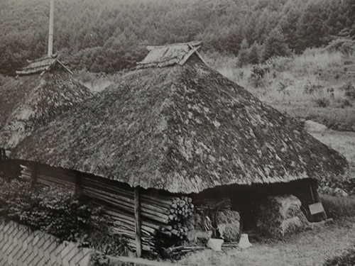 茅葺屋根の小屋