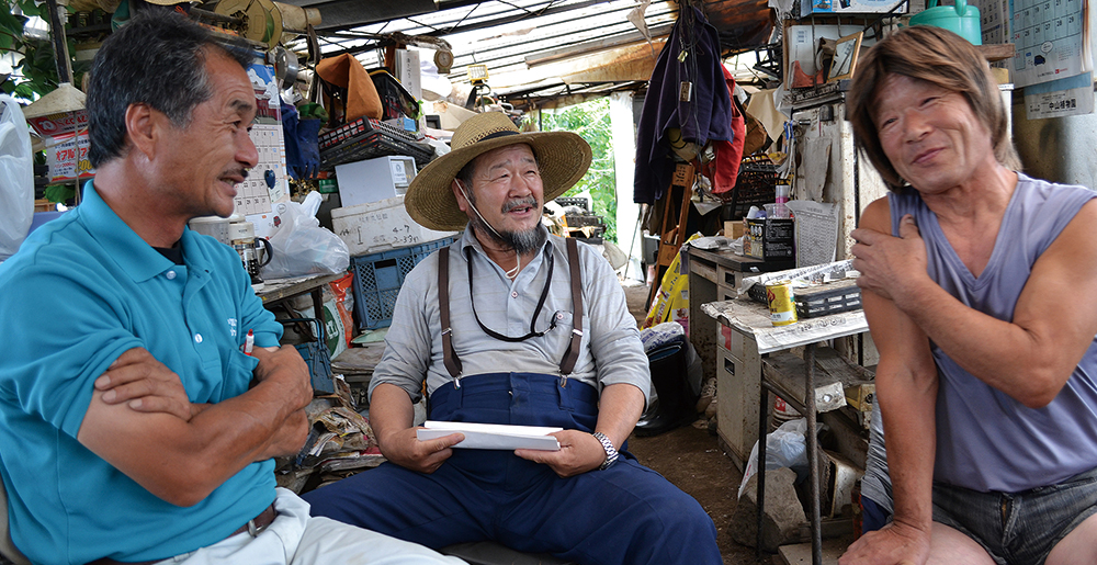 インタビューを受ける中村さん、磯司さん、清幸さん