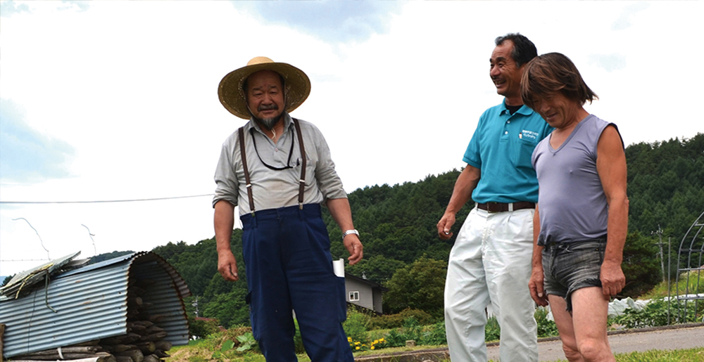 畑で談笑する中村さん、磯司さん、清幸さん