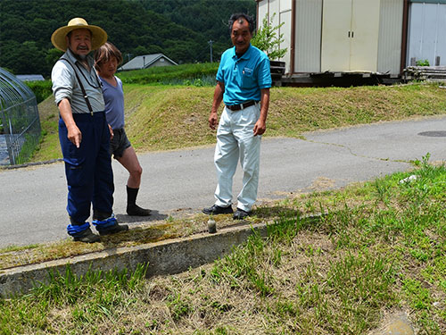 田んぼを見回る中村さん、磯司さん、清幸さん